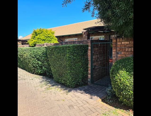 2 BEDROOM TOWNHOUSE RENTED IN MORELETA PARK